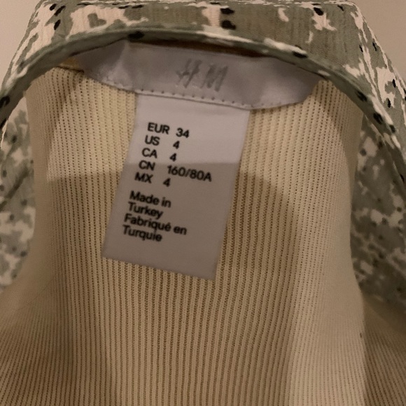 H&M Ruffle sleeve top - Picture 2 of 2